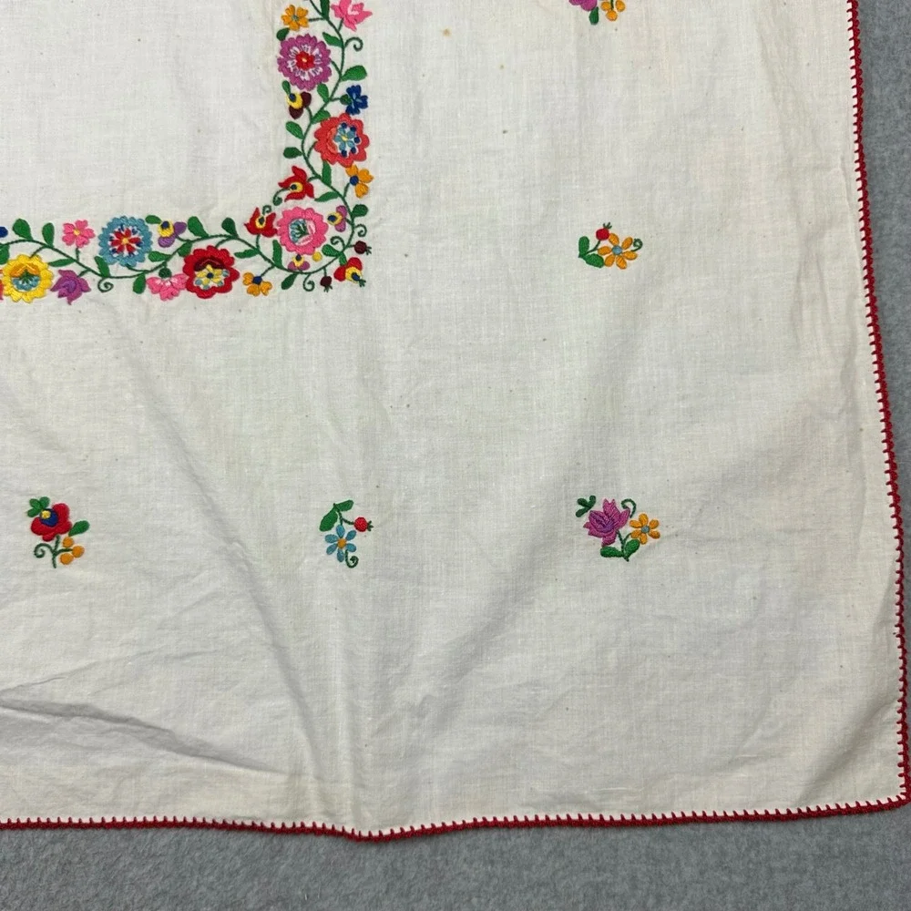 Vintage Embroidered Floral White Linen Square Tablecloth Red Scalloped Edge